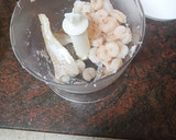 Foto del paso 2 de la receta: Empanadillas de merluza, gambas, palitos de cangrejo y huevo duro al horno con ensalada