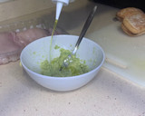 Foto del paso 3 de la receta: Bocadillo de pechuga con pasta de aguacate