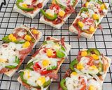 Foto langkah ke 4 dari resep Smoked Beef Pizza Toast.