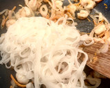 Foto del paso 5 de la receta: 🇹🇭 Pad Thai 🍲 con gambas 🦐