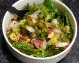 A picture of step 5 of Hara choliya palak salad.