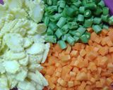 Foto langkah ke 4 dari resep Bekal anak (ayam saos asam manis dan tumis warna warni).