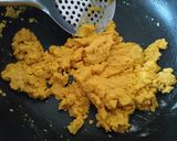 A picture of step 1 of Besan carrot barfi.