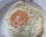 Hình bước làm 2 của món Các cách chiên trứng ốp la đơn giản nhất