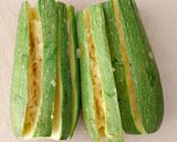 Foto del paso 1 de la receta: Calabacitas lampreadas rellenas de queso 🧀
