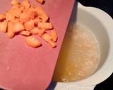 Foto langkah ke 4 dari resep Bubur Ikan Salmon (MPASI Hari Ketiga Bayi 6 bln +).