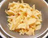 A picture of step 2 of Bamboo shoot rice.