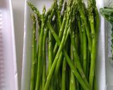 Foto langkah ke 1 dari resep Baby asparagus salmon with black paper.