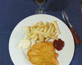 Foto del paso 2 de la receta: Pechuga de pollo apanado con papas fritas..