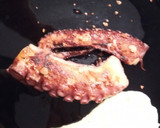 Foto del paso 4 de la receta: Patitas de pulpo a la plancha con parmentier de trufa