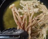 Gambar langkah 4 resipi Cendawan Enoki Goreng Rangup.