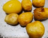 A picture of step 3 of Lasaniya batata.