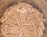 Tésztasaláta baconnel töltött pulykaszárnyból recept fázis 4 fotója