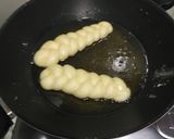 Foto langkah ke 5 dari resep Donat Kepang.