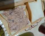 Foto langkah ke 3 dari resep Sandwich Tongkol Mayonaise.