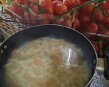 Foto del paso 1 de la receta: Pasta tricolor con crema de champiñones y chuleta de cerdo