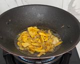 Foto langkah ke 3 dari resep Nasi Kulit Ayam dan Jukut Goreng.