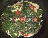 Foto langkah ke 3 dari resep Telur dadar daun singkong.