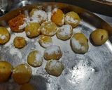 A picture of step 2 of Dum aloo.