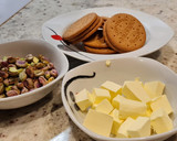 Foto del paso 1 de la receta: Tarta de yogur y queso con base de galletas y pistachos
