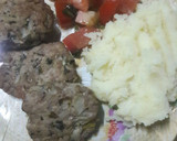 Foto del paso 4 de la receta: Patys de cerdo con puré de papas y tomates con albahaca
