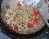 Foto langkah ke 3 dari resep Tumis teri cabai.