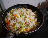 Hình bước làm 5 của món Cơm chiên trái thơm kiểu Thái