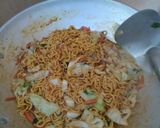 Foto langkah ke 4 dari resep 🍜Mie Goreng Kampung Sederhana.