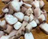 燙大魷魚腳佐五味醬的食譜步驟2照片