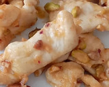Foto del passaggio 1 della ricetta Straccetti di pollo al limone e paprika con mandorle e pistacchi