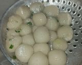 Foto langkah ke 2 dari resep Cilok bumbu kacang simple, cilok nya empuk walaupun sudah dingin.
