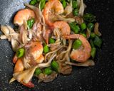 Gambar langkah 6 resipi Prawns, Maitake & Shishito Stir Fry.
