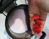 Foto langkah ke 1 dari resep Puding Strawberry Simple.