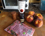 Foto del paso 1 de la receta: Melocotones rojos con vino moscatel a la vainilla