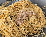 Foto langkah ke 4 dari resep Mie Goreng Topping Ikan.