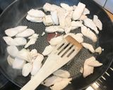 A picture of step 4 of Easy chicken ramen.