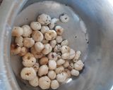 A picture of step 1 of Makhana Halwa.