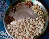 मखाने से बनी हुई ड्राई फ्रूट खीर रेसिपी चरण 1 फोटो