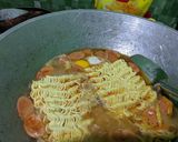Foto langkah ke 3 dari resep Mie Tumis Keju Pedas.