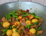 Foto langkah ke 4 dari resep Tumis baso udang telur puyuh.