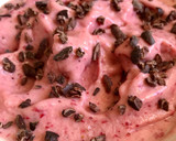 Foto del paso 3 de la receta: Bowl de Helado de plátano y frutillas con nibs de cacao