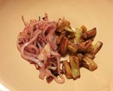 Foto del paso 7 de la receta Tortillas de patatas con berenjenas y cebolla roja