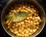 A picture of step 1 of Chickpeas and Coriander Salad.