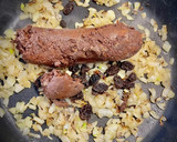 Foto del paso 1 de la receta: Revuelto de morcilla de León con sofrito de cebolla y pasas sobre cama de patatas paja