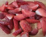 Foto langkah ke 1 dari resep Korean fresh strawberry milk.