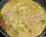 Foto del paso 7 de la receta: 🍳🍷 Tortilla de repollitos de Bruselas, cebolla, jamón, al aroma de vino blanco 🍷🍳