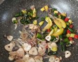 Foto langkah ke 3 dari resep Tumis Cumi Asin Cabe Ijo.