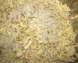 صورة لخطوة 1 من وصفة اندومي بالخضروات 🥗