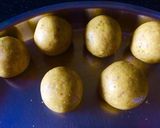 A picture of step 5 of Besan ladoo.
