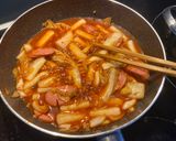 Hình bước làm 2 của món Tokbokki xào kim chi xúc xích